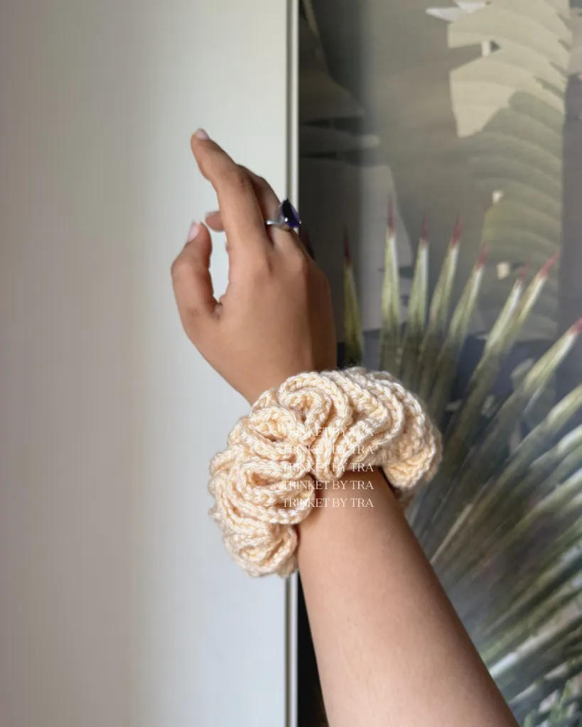 Beige jumbo scrunchie.webp