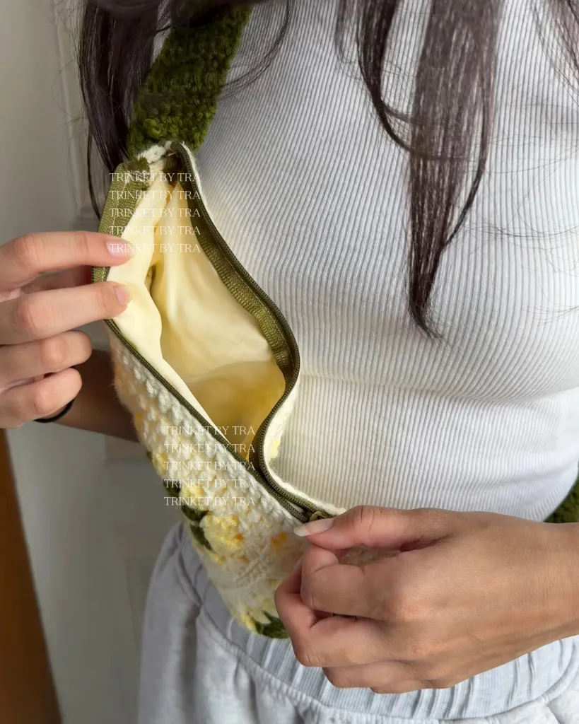 Fanny pack inside 4.webp