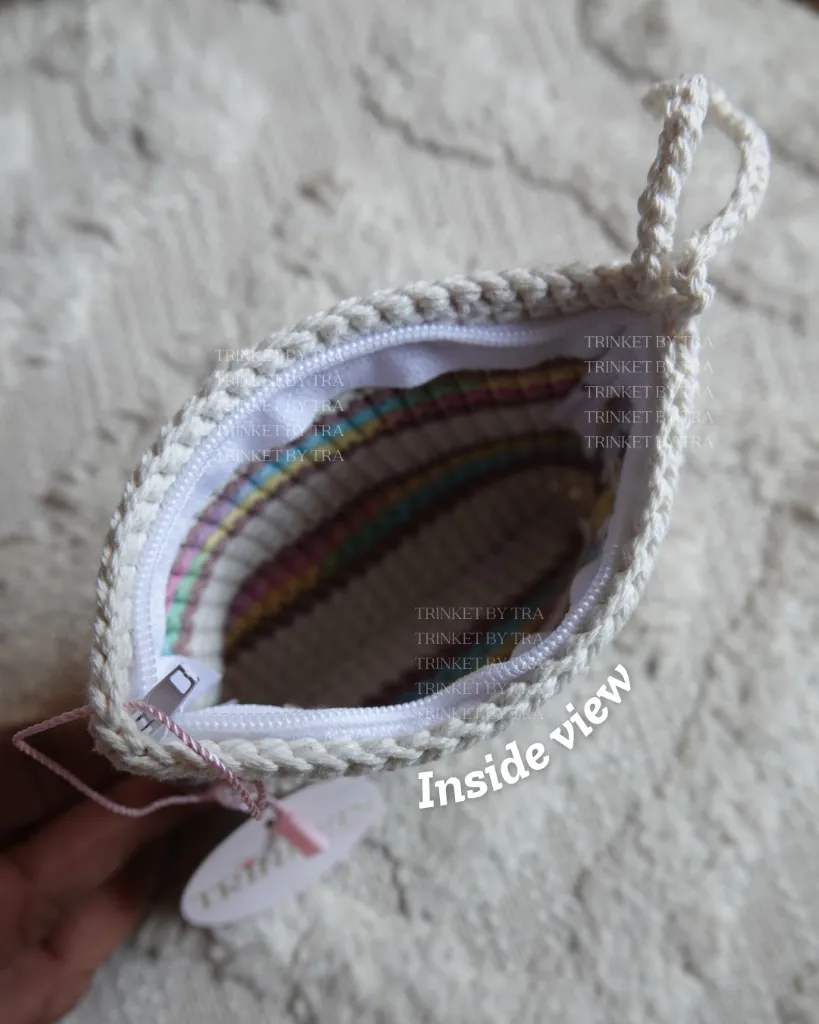 Card pouch details 1.webp