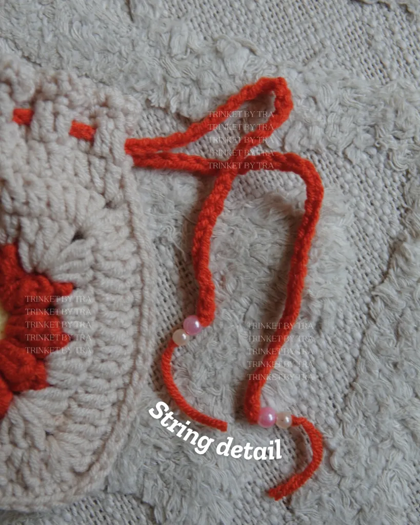 Daisy pouch details 2.webp