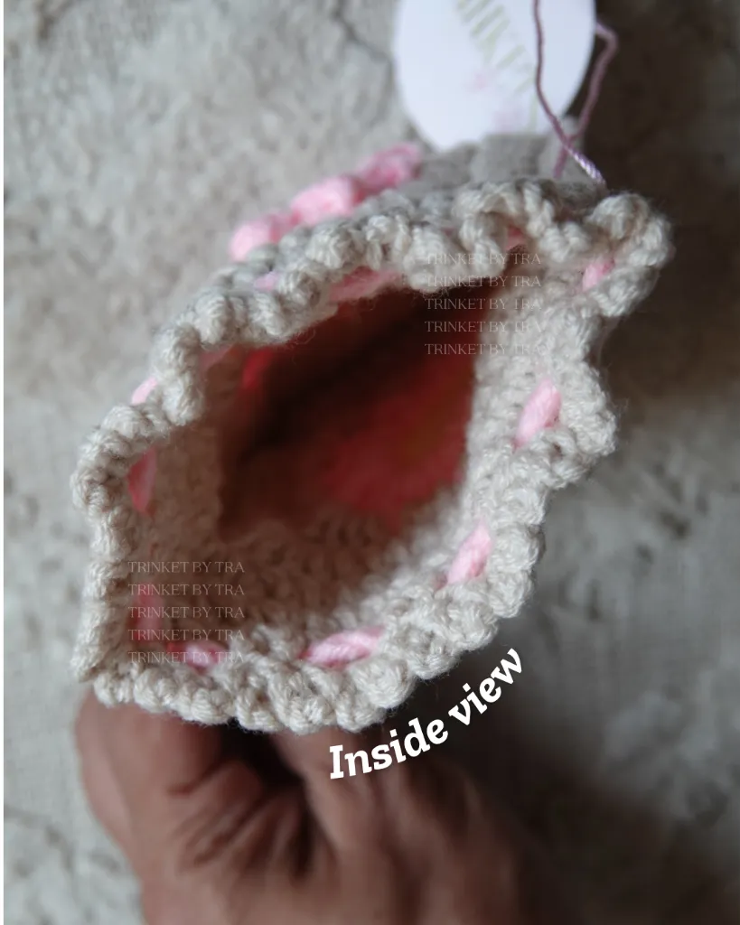 Daisy pouch details 1.webp