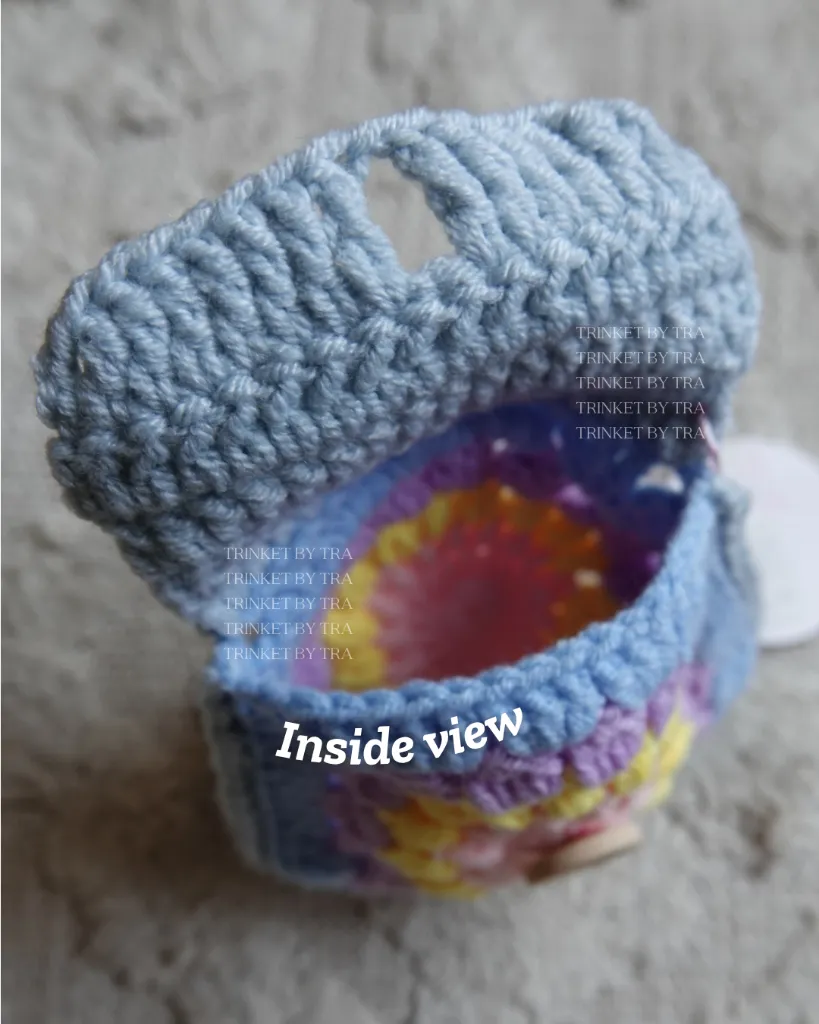 Granny pouch details 1.webp