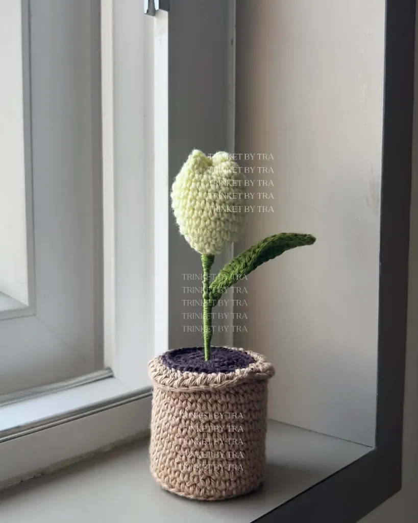 Closed tulip pot