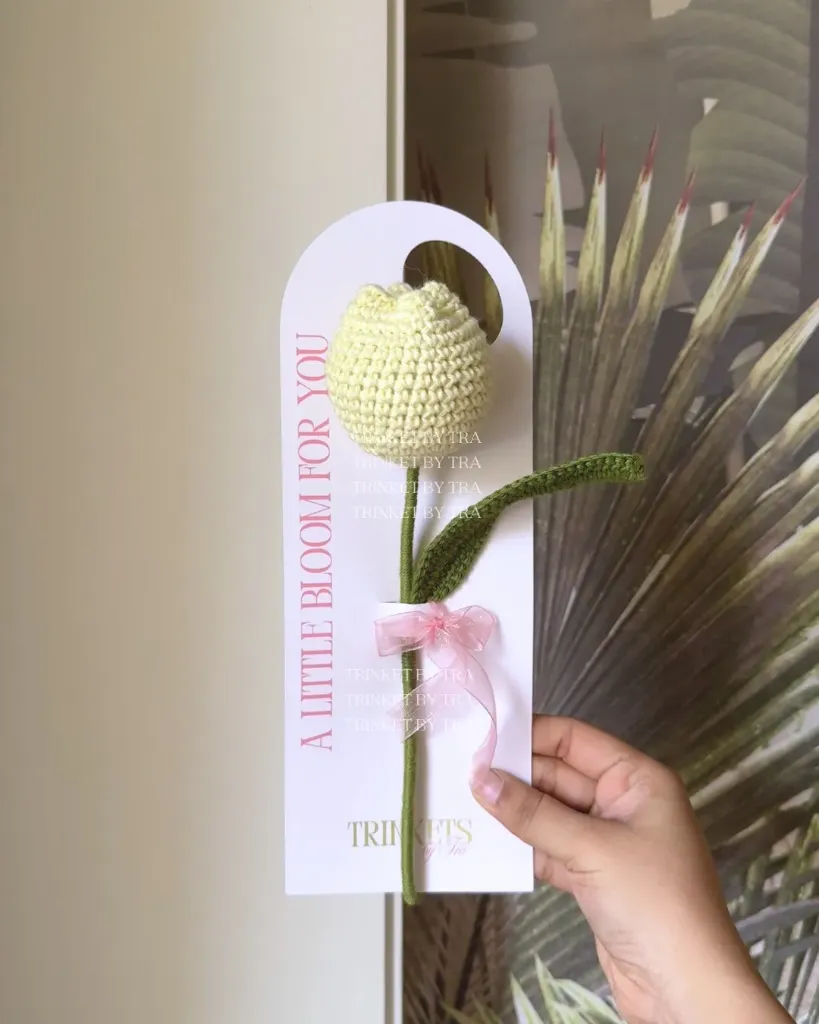 Closed tulip on card (Lemon yellow)