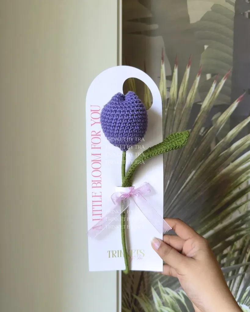 Closed tulip on card (Lavender)