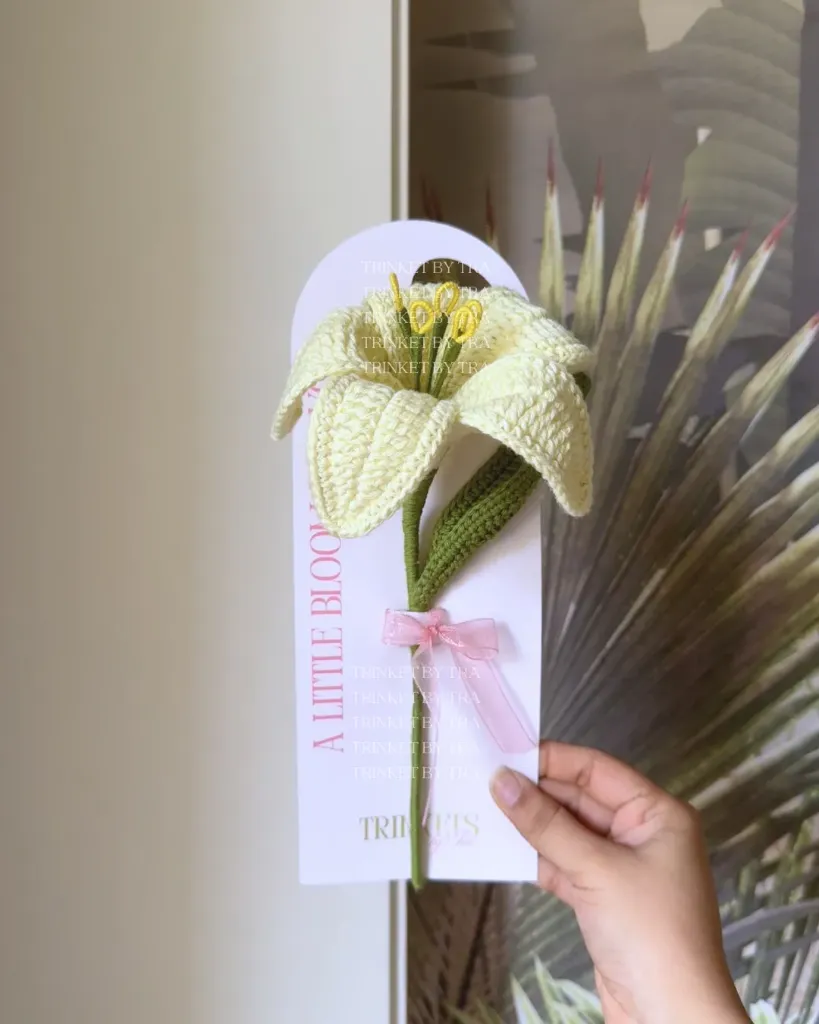 Big lily on card (Lemon yellow)